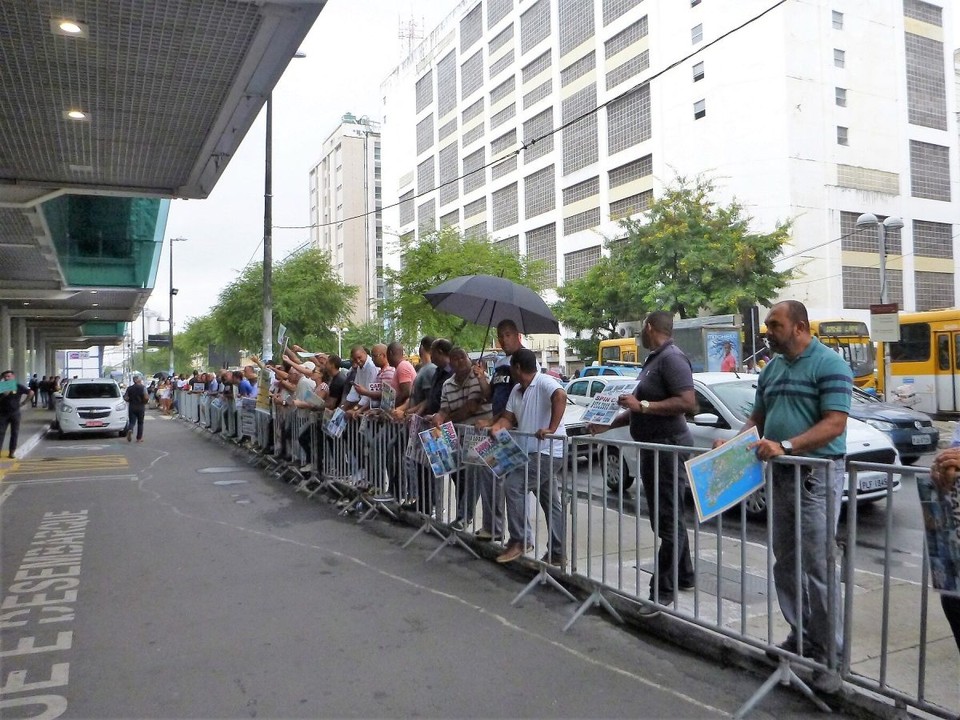 Brasilien - Salvador - Vor dem Schiffsterminal geht es zu und her wie auf der Börse.
wild schreien die Touren–Anbieter durcheinander und hoffen auf
Kunden.