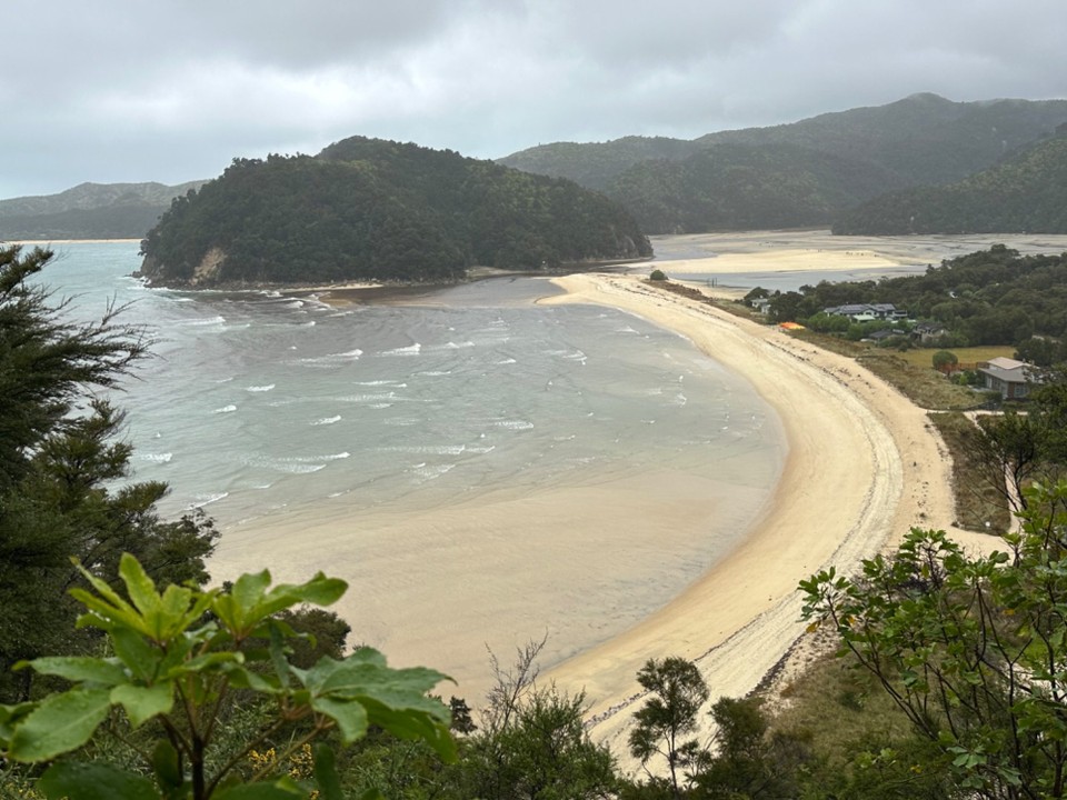 Neuseeland - Abel Tasman National Park - und immer wieder herrliche Blicke auf das Meer mit den malerischen Buchten und dem klaren meist türkis blauen Wasser 