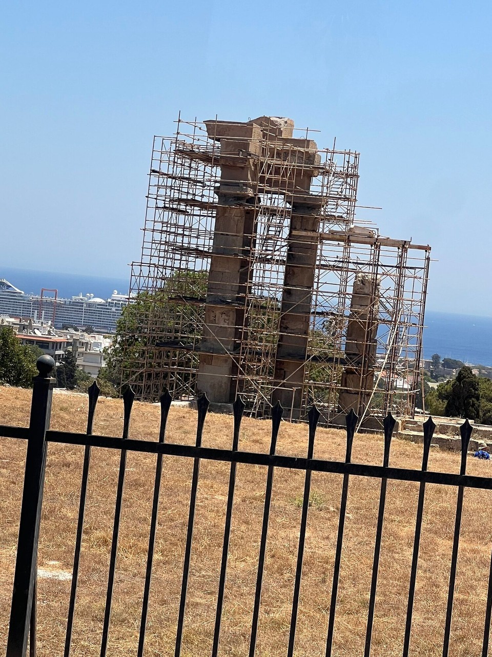 Griechenland - Rodos - Auf dem Weg zur Rhodos-Stadt führt der Weg an dieser Akropolis vorbei, von der nur noch diese drei Säulen übrig sind, die auch noch durch ein Gerüst gestützt werden müssen.