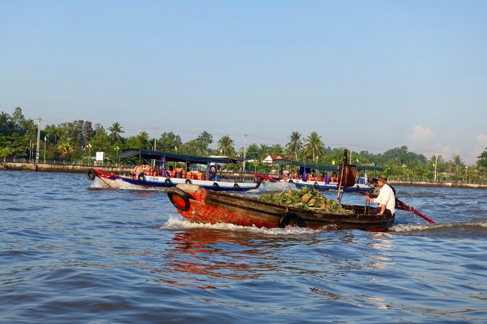 Vietnam - Can Tho - Båter fra det flytende markedet med varer