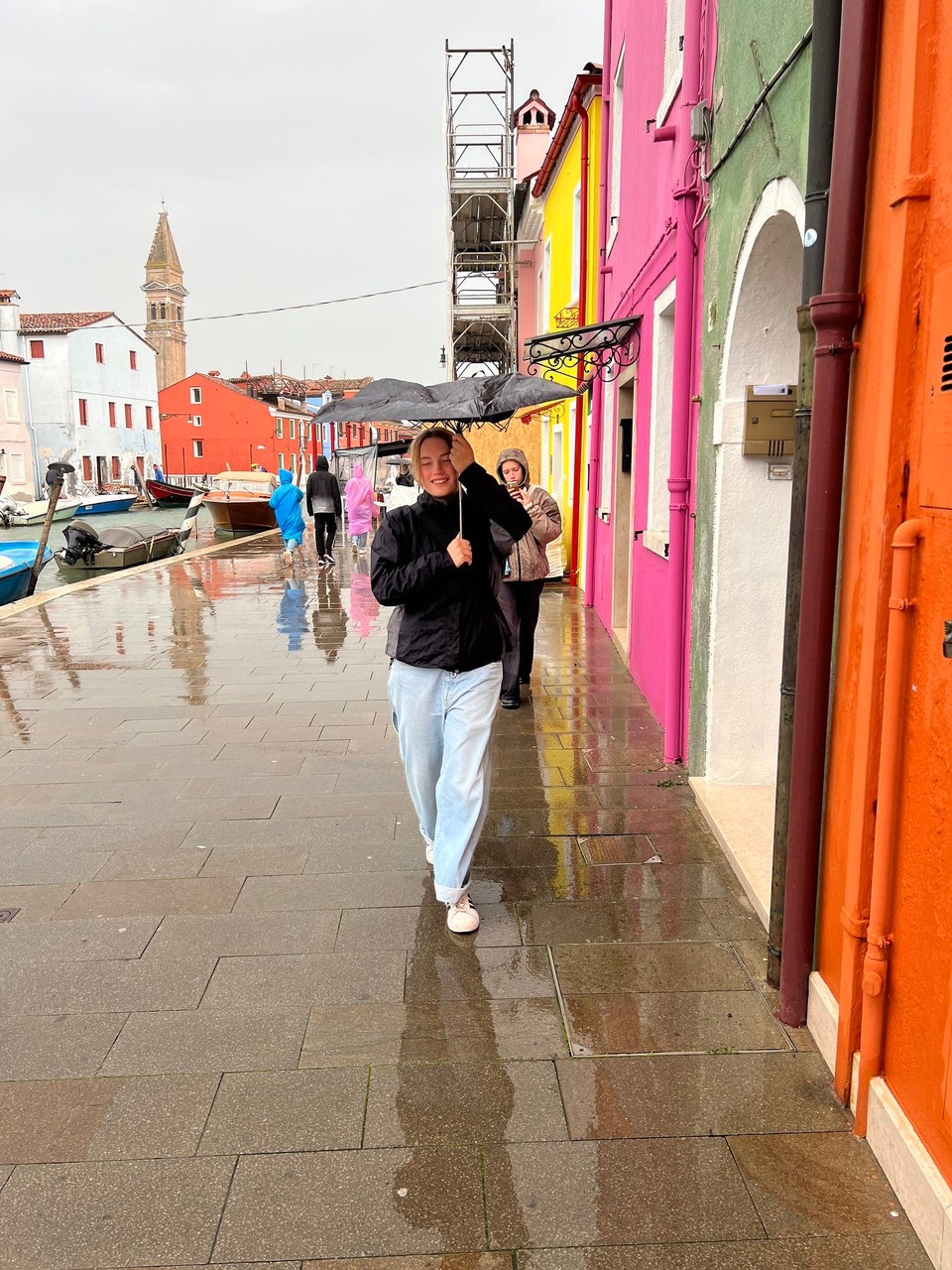 Italien - Venedig - Und die Schirme müssen kreativ genutzt werden. 