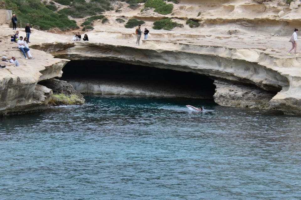 Malta - Marsaxlokk - Beliebtes natürliches Becken mit klarem türkisgrünem Wasser in einer malerischen hufeisenförmigen Felsformation.