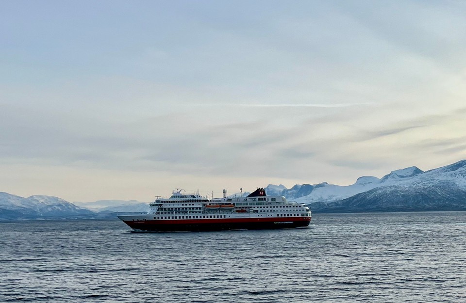 Norwegen - Bodø - Nordwärtsfahrendes Hurtigrutenschiff