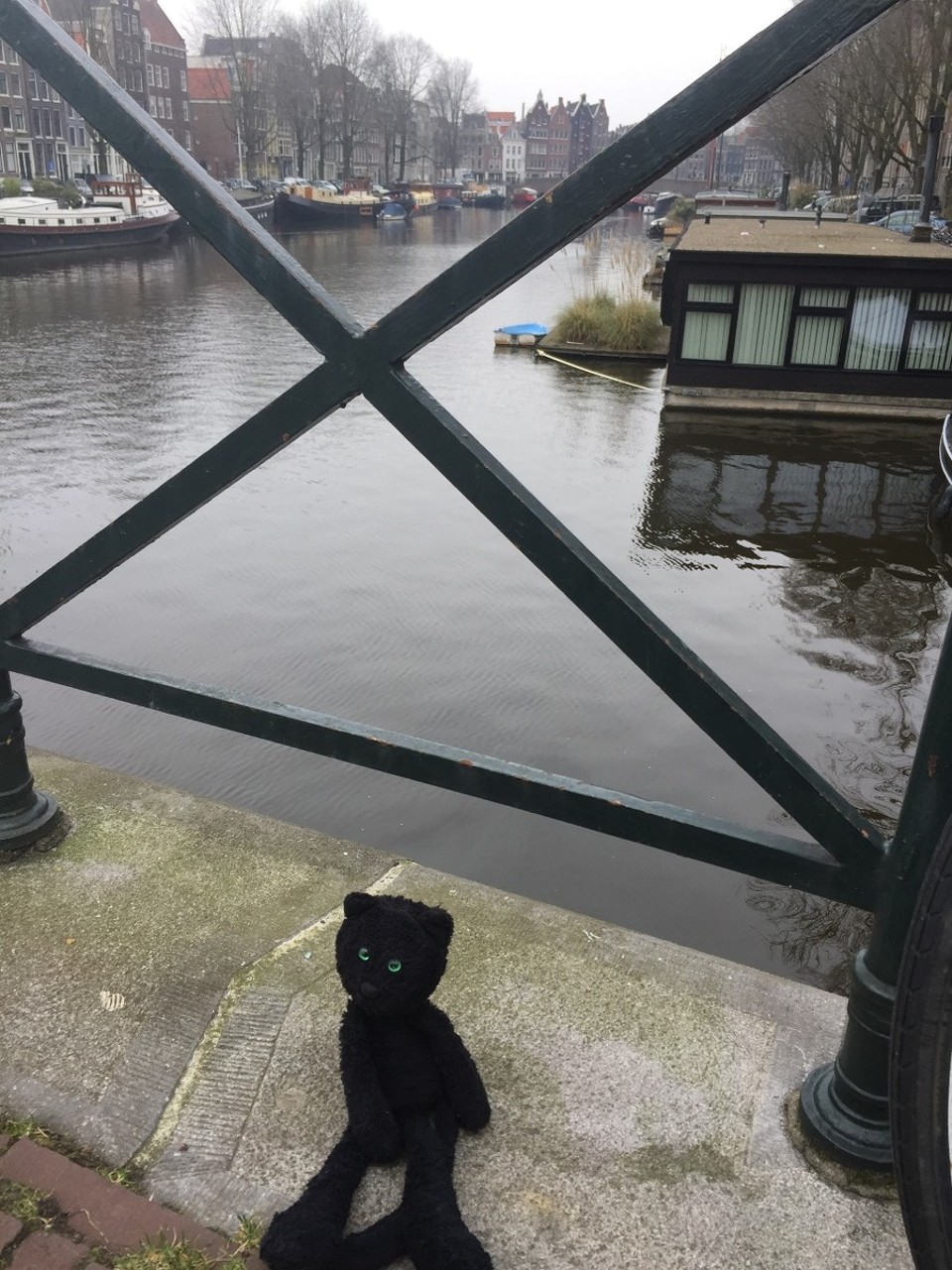 Netherlands - Amsterdam - And there are canals everywhere. People even live on the boats!