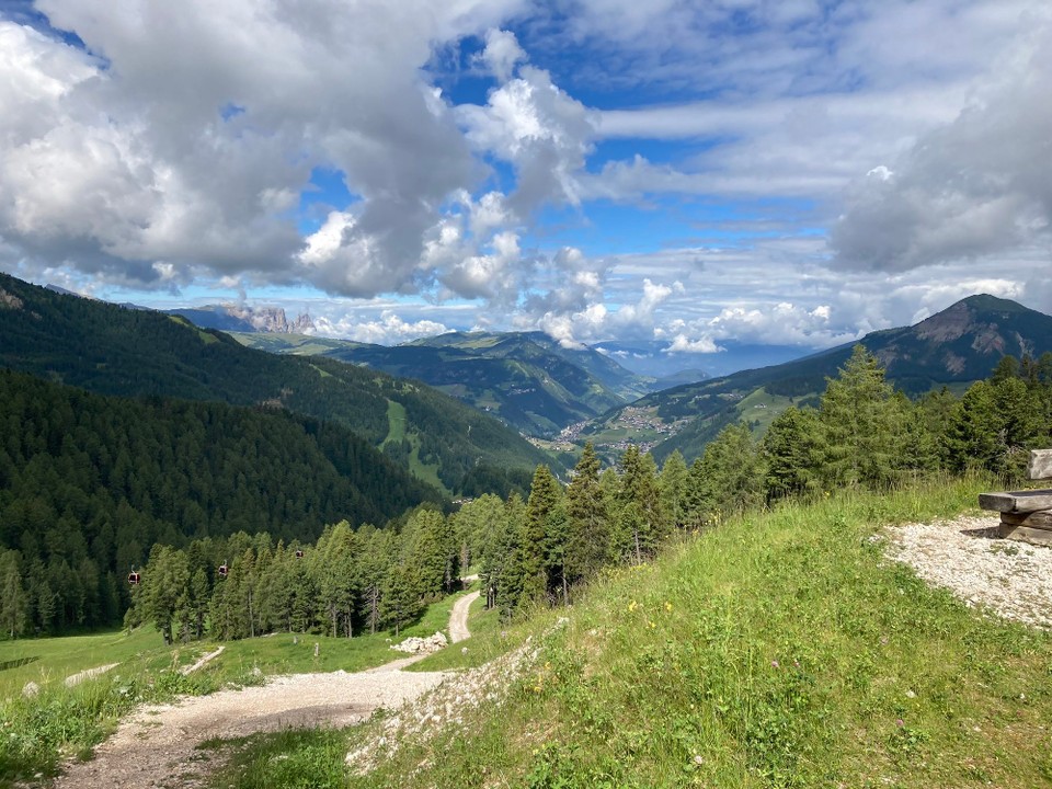 Ort bestimmen … -  - Rückblick auf Seiser Alm und Schlern