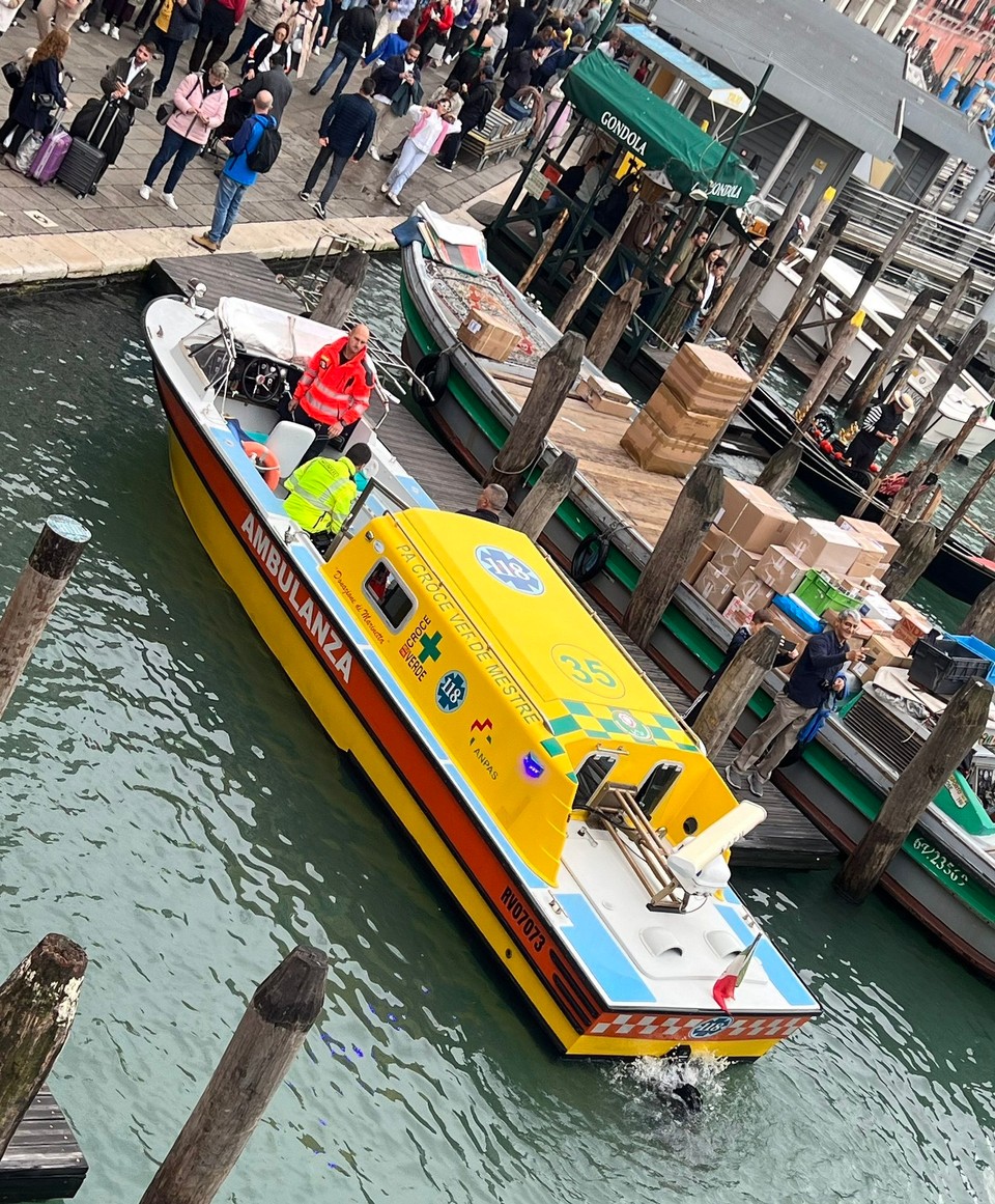 Italien - Venedig - Hier wird tatsächlich alles mit dem Boot erledigt! 