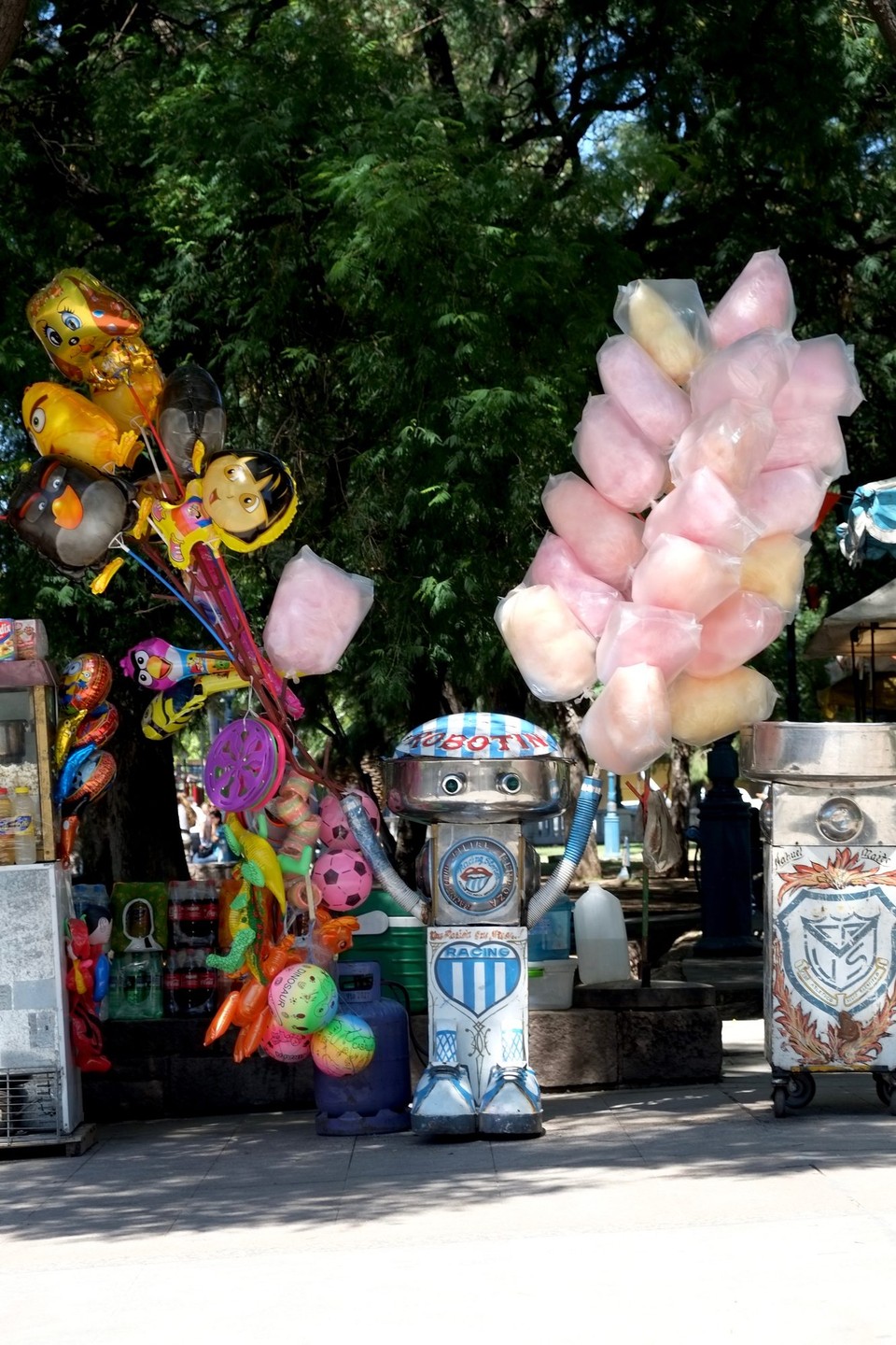 Argentinien - Mendoza - Robot, bring me sweets!