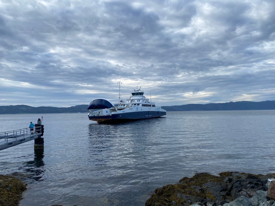Norwegen - Bosberg - direkt neben unserem Campingplatz legt eine Elektrofähre an
