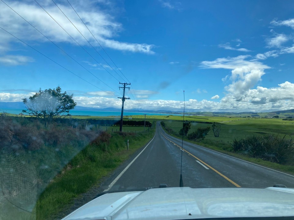 Neuseeland - Otautau - Heute muss ich nicht mal den Daumen raushalten 🤭 Ed hat einen Farmtermin in der Nähe und sammelt mich auf seinem Rückweg einfach ein 🥳