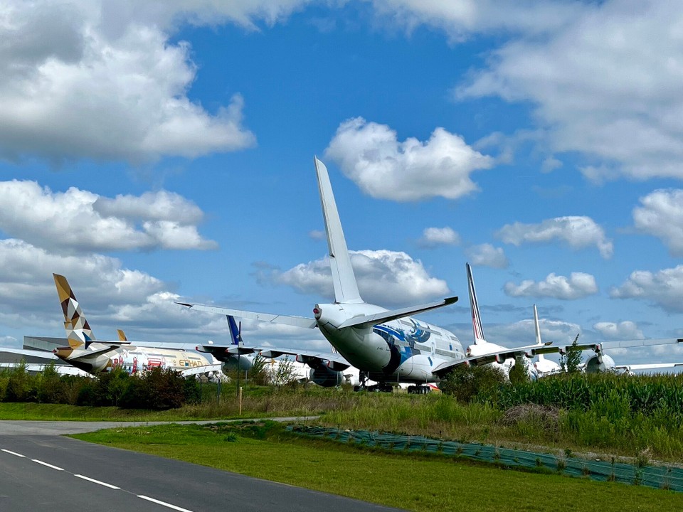 Frankreich - Tarbes - Kommen auf unserem Weg am Flughafen Tarbes-Lourdes vorbei, wo ca. 8-9 A380 stehen, teilweise Ersatzteillager. 