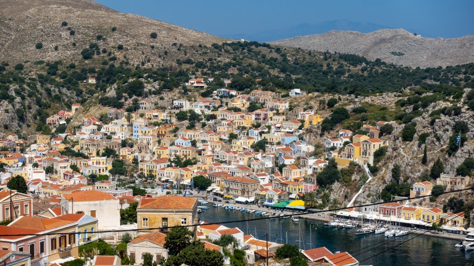 Griechenland - Symi - Wenn man am Frühstückstisch diesen Ausblick genießen kann, meint das Leben es gut mit einem.