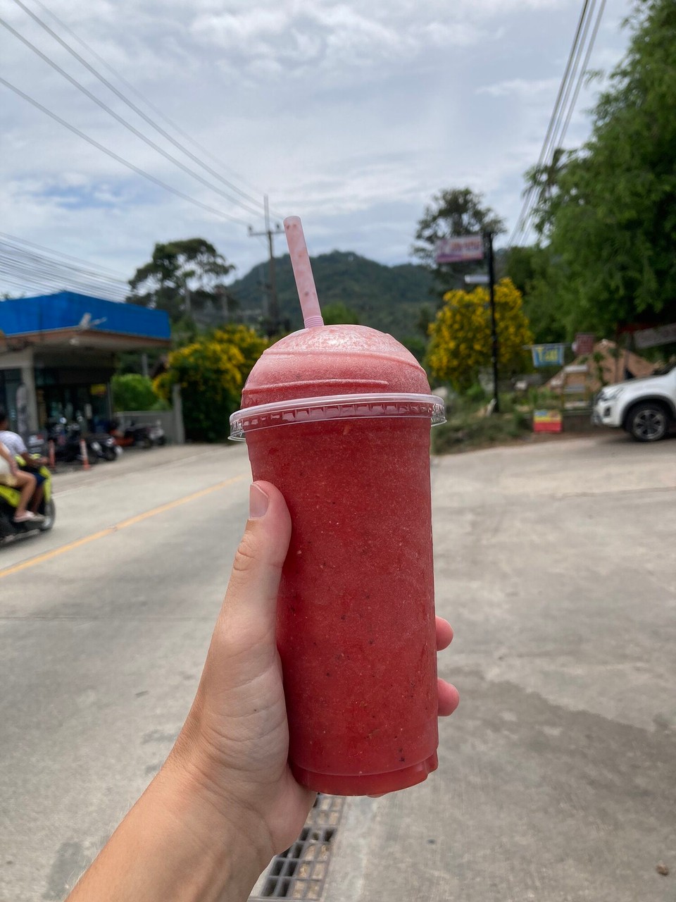 Thailand - Ko Pha-ngan - Der Strohhalm zeigt wo es heute hingeht - auf den höchsten Punkt der Insel - mh, lecker Melone 🤤