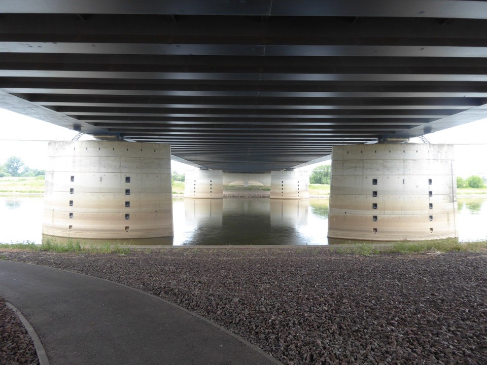 Deutschland - Magdeburg - Die Betonpfeiler. (Auch von unten ist die Brücke sehr beeindruckend.)