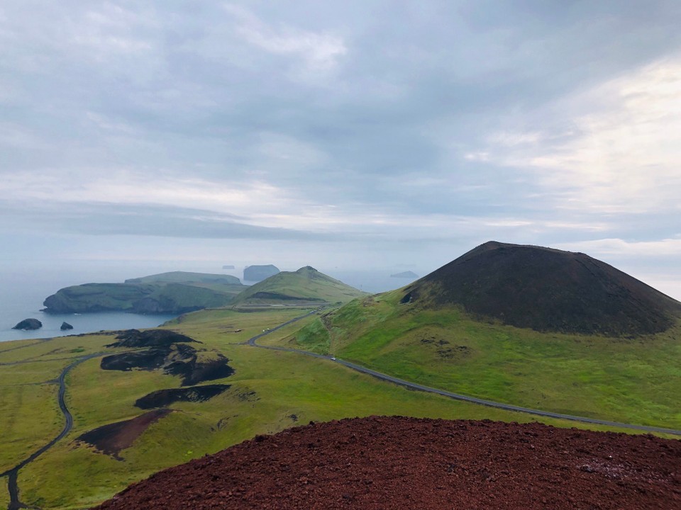Island - Vestmannaeyjar - Blick auf den benachbarten Helgafell…
