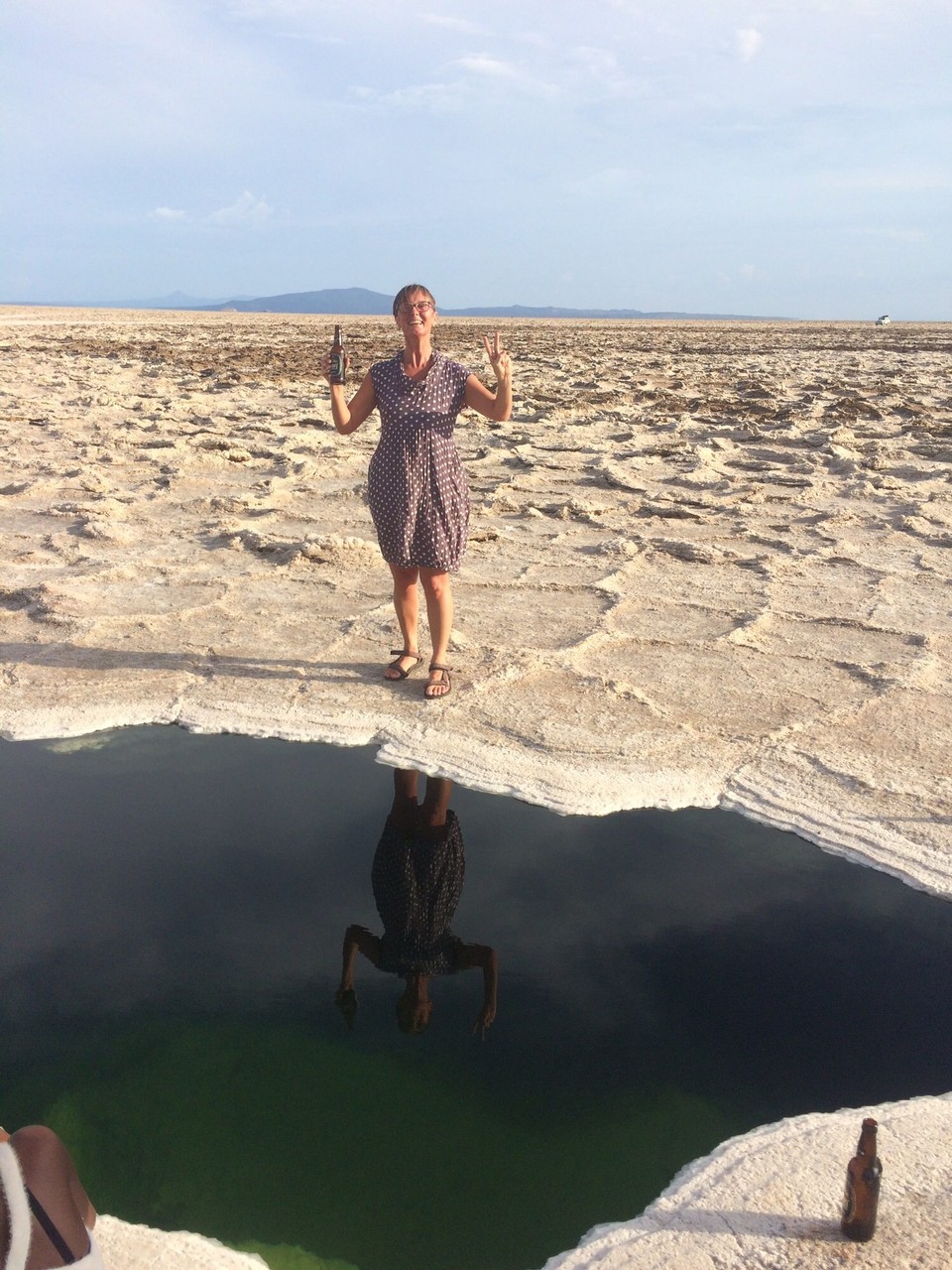 Ort bestimmen … -  - Für Angelika (du weißt warum 😀)
Das Wasserloch enthält extremes Salzwasser, badewannenwarm. Das Bad haben wir hinter uns, zur Belohnung warmes Bier 