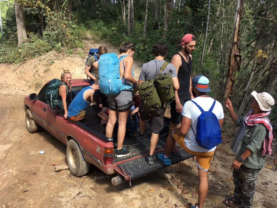 Thailand - Ban Luang - Nach unserer Wandertour ging es mit dem Pickup zum rafting auf einem Bambusfloß. Leider haben wir keine Bilder, da die Gefahr zu groß war das Handy zu verlieren. 