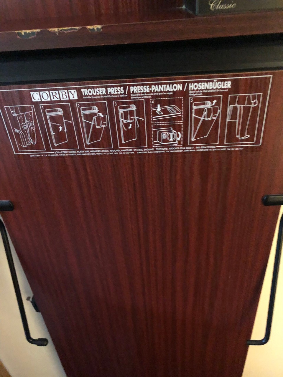 Vereinigtes Königreich - Livingston - Eine Hosenbügelmaschine habe ich auch im Zimmer 