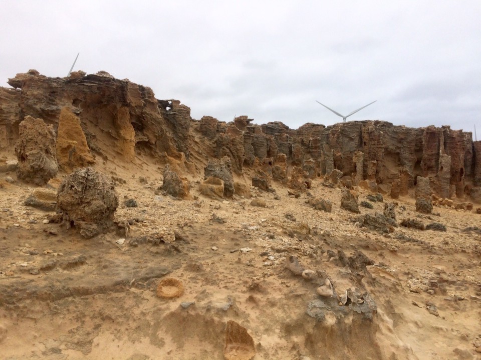 Australien -  - Looks like taken out of a Star Wars movie... Or Planet of the Apes. But these rocks are between 40 and 120 cm tall. Although they look huge!