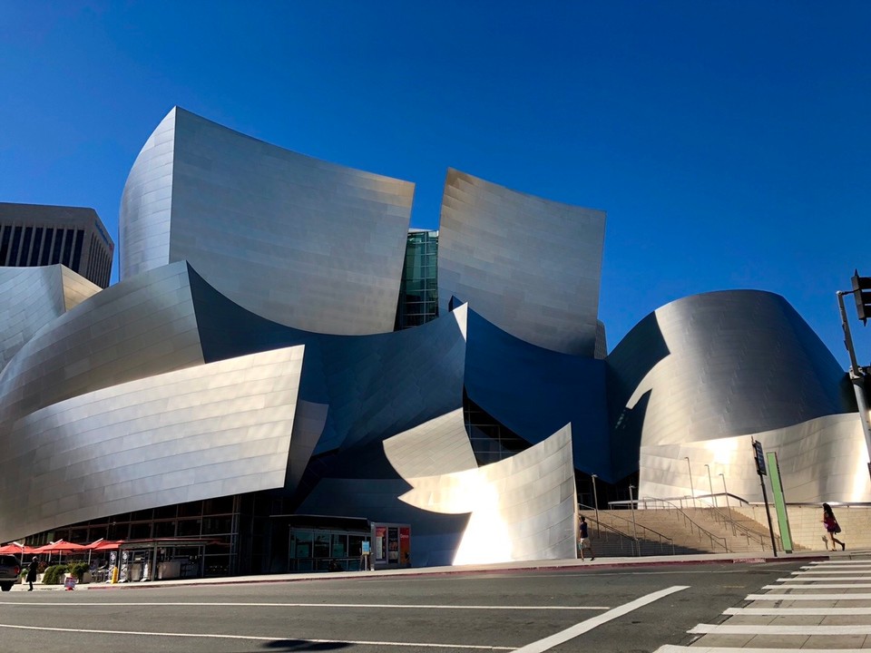 Vereinigte Staaten - Yermo - Kostenlose Führung / englischer Audioguide in der Walt Disney Konzert Hall, irre Architektur, 50.000.000 Dollar, leider kein Blick in den Saal an sich möglich