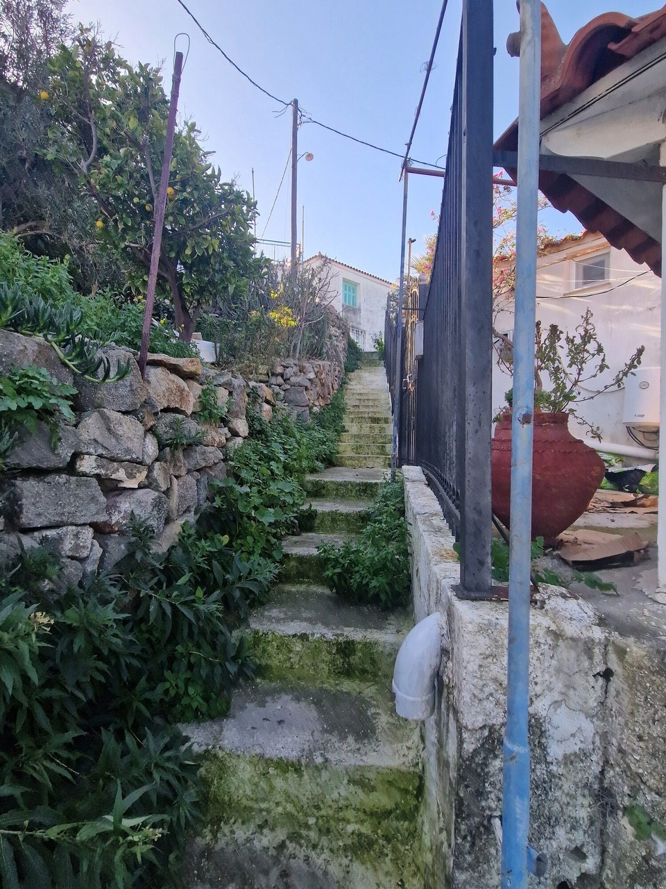 Griechenland - Poros - winzige Gassen zwischen Häusern 