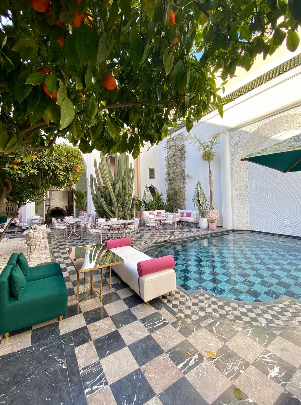Marokko - Marrakech Médina - Die Mutter des Königs war eine Stunde vor uns hier und hat in einem Séparée gespeist.