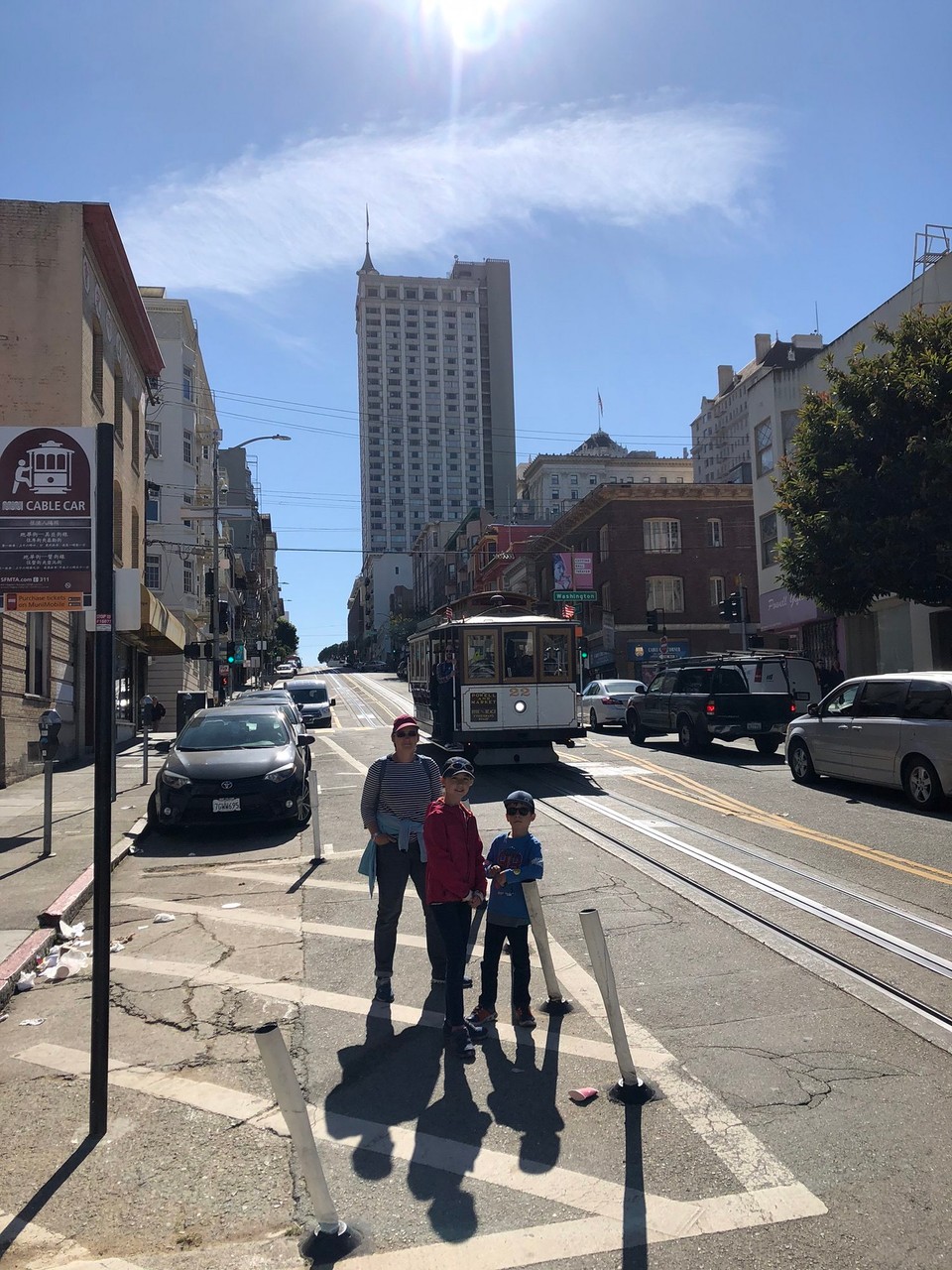 Vereinigte Staaten - San Francisco - Zurück nehmen wir die Linie Powell Hyde bis Fishermen,s warf. Nach dem Besuch im Museum wissen wir jetzt auch, dass sich die Cablecars in die rotierenden Seile im Boden einhängen müssen.