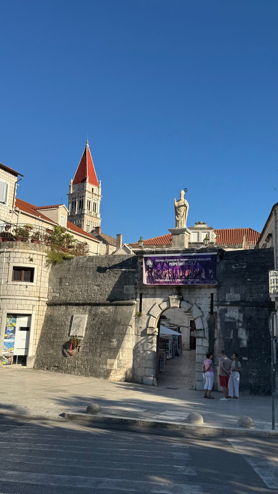 Kroatien - Trogir - Am Abend geht es dann in das bezaubernde Trogir. Es befindet sich direkt an der glitzernden Küste der Region Dalmatien,