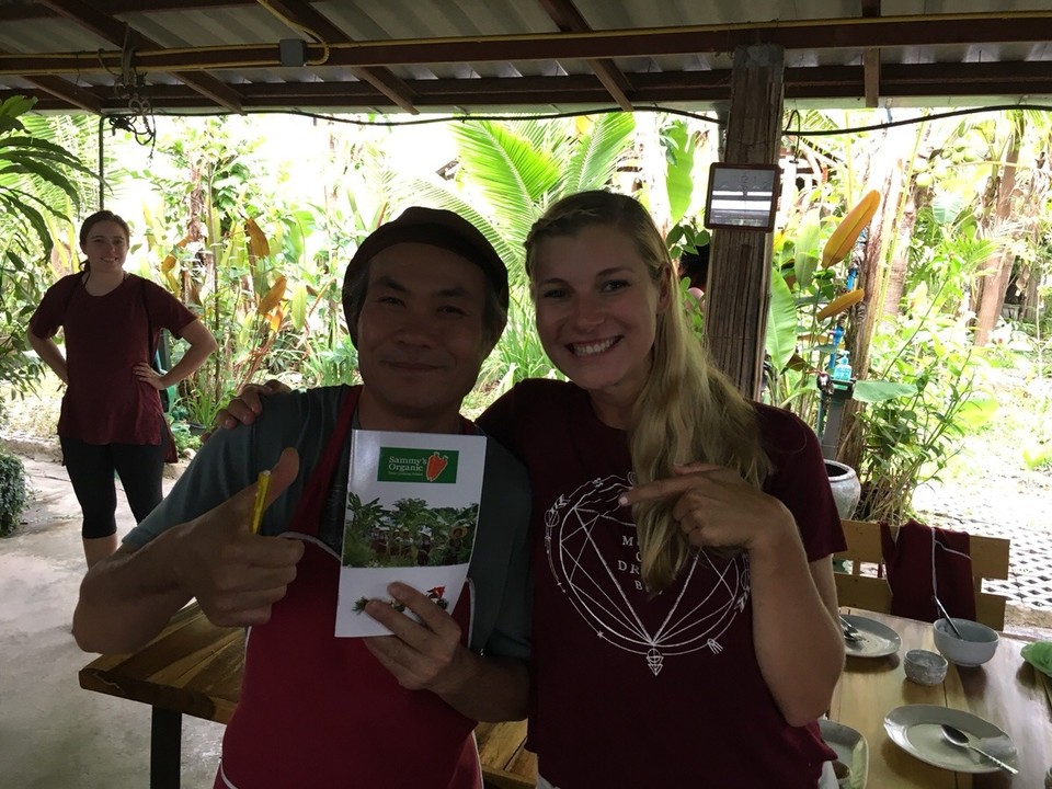 Thailand - Chiang Mai - Ich und Sammy unser Kochlehrer. Habe noch nie jemanden mit so viel Energie und Spaß an seinem Job getroffen!