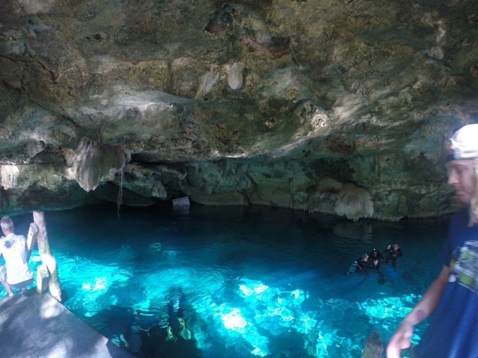 Mexiko - Dos Ojos Cenote - Glasklares, tiefblaues Wasser -so sehen sie von oben aus...