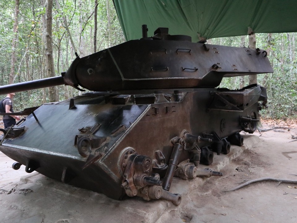Vietnam - Ho-Chi-Minh Stadt - Ein Amerikanischer Panzer nach dem er über eine Mine gefahren ist...