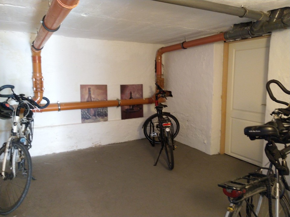 Deutschland - Boizenburg/Elbe - Mein Fahrrad und ich schlafen heute leider getrennt. Aber es hat eine sehr stilvolle Unterbringung.
Morgen fahre ich bis Dömitz und es werden über 30 Grad. Puh......