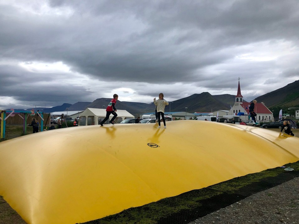 Island - Þingeyri - So. Halb elf und die Kiddies sind auch wieder wach🤪👍 Ohne Frühstück oder Morgentoilette wird erst einmal das grosse Sprungkissen vor unserem Camper in Angriff genommen... 🤪👍