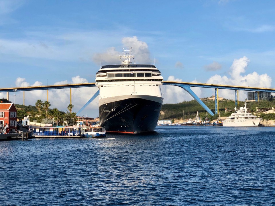 Curaçao - Willemstad - Kreuz schiff unter der großen Autostraßen Brücke