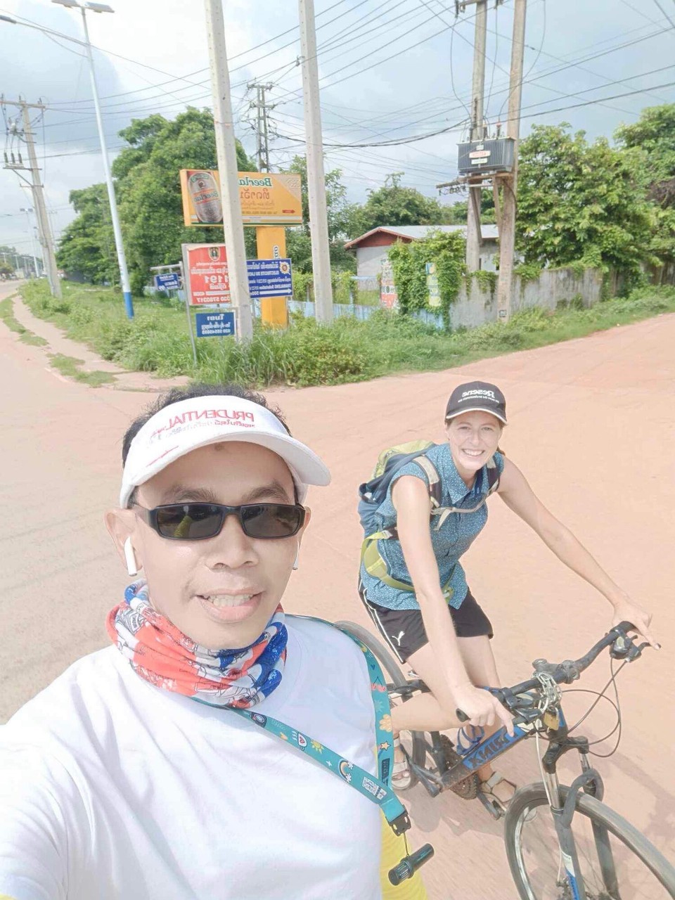 Laos - Hadxaifong - Hallo, sagt es auf einmal neben mir. Wo kommst du denn her und so komm ich mit Lee ins Gespräch 😅