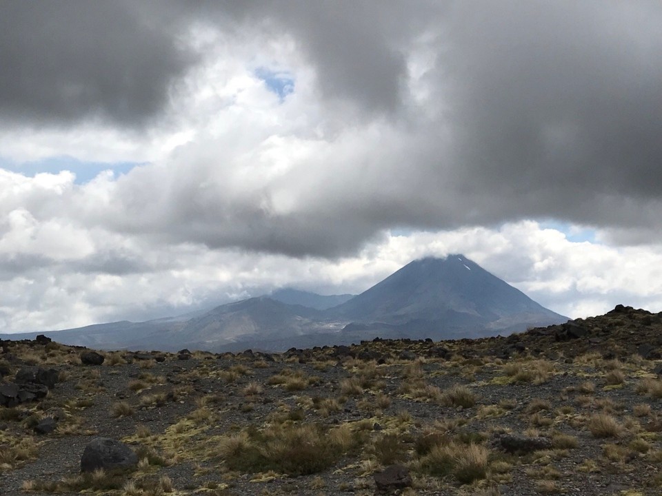 Neuseeland - Clifton - Der Mt Tongariro kommt als erstes aus den Wolken