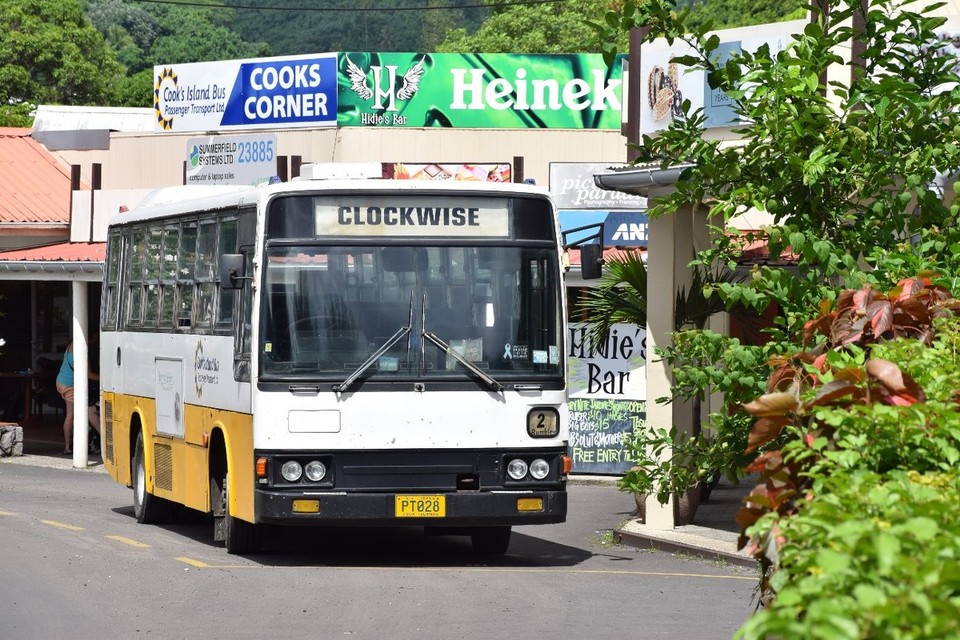 Cookinseln - Rarotonga - Der Bus fährt hier stündlich und entweder im oder gegen den Uhrzeigersinn :)