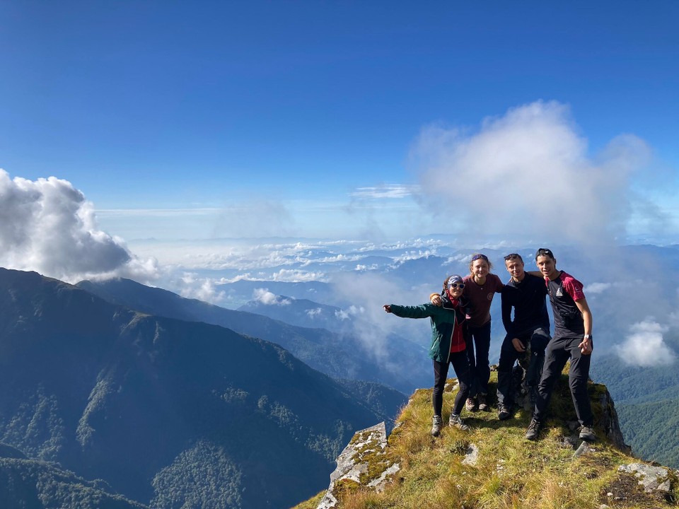 Nepal -  - Louisa (Deuschland), John (England) und Staas (Niederlande) machen mit mir einen zweiten Versuch zum higher Base Camp - leider vergeblich 🙈 aber die Stelle ist auch sehr schön 🙃