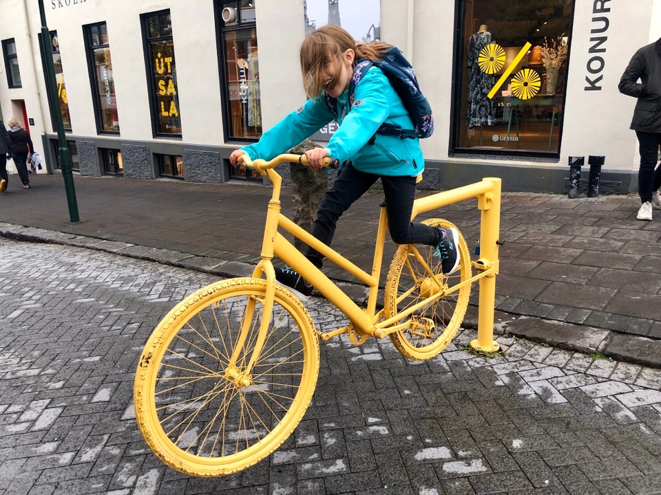 Island - Reykjavík - Obwohl es nun schon 21 Uhr ist, hält die gute Laune der Kids weiter an... Super ist das...