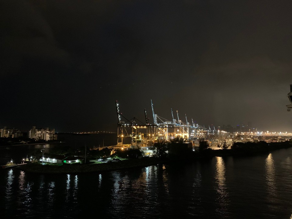 Vereinigte Staaten - Miami - Eigentlich waren heute die Bahamas geplant. Doch der Wirbelstrom hat was dagegen. Deshalb kurz nach Miami und dann ab in die andere Richtung wieder aufs Meer bis alles vorüber ist. Oder auch nicht. Wir Düsen lieber mit dem Auto weiter 👍.