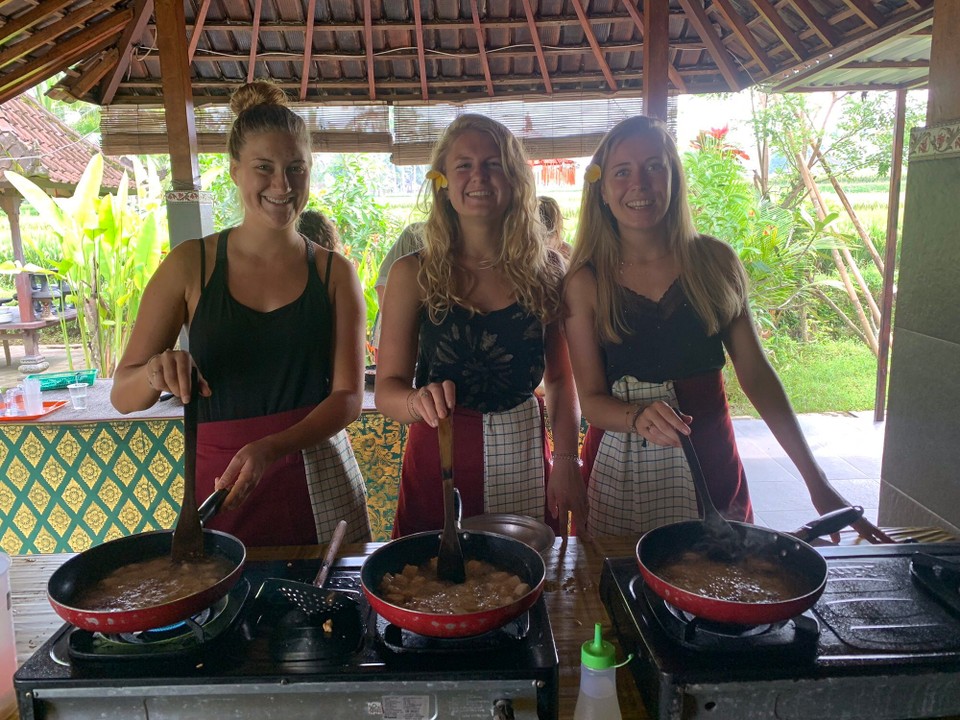 Indonesia - Denpasar - Neighbors 🇳🇱 🇩🇪 