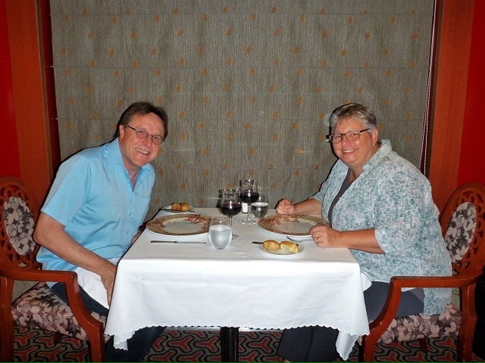 -  - Im Restaurant sind die Vorhänge zugezogen 