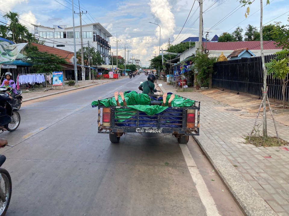 Kambodscha - Siem Reap - Auf einmal schauen mich zwei Fußpaare an 😅 da war einfach mal ein Pool im Anhänger 😂