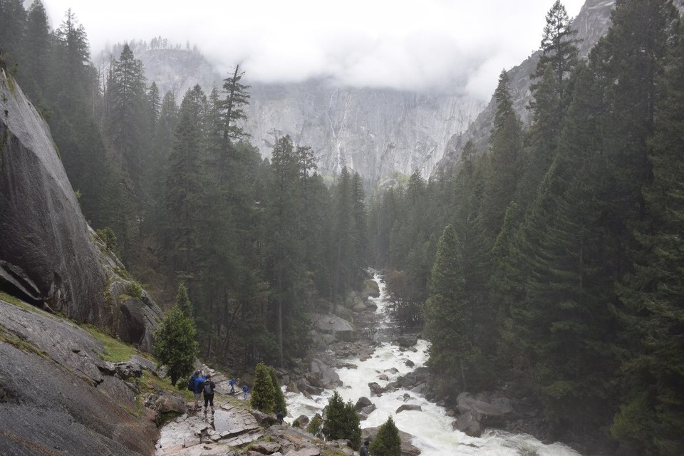 USA - Yosemite-Nationalpark - Bick auf den Mist Trail ("Dunst-/Nebelweg") auf der linken Seite, rechts der Merced River - das zerstäubte Spritzwasser von Wasserfall und Fluss ist namensgebend für diesen Wanderweg 