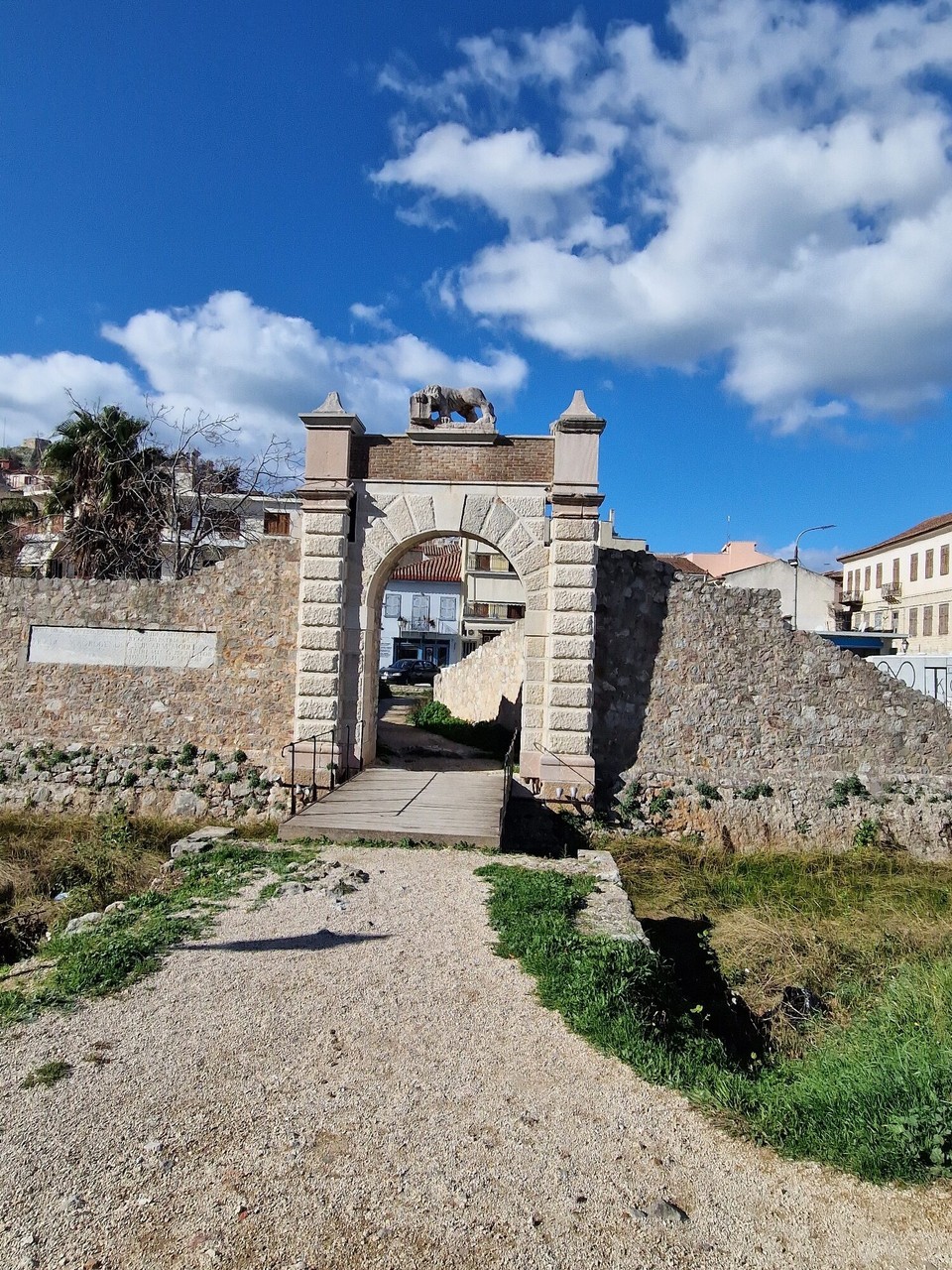 Griechenland - Agios Andreas - restauriertes Tor der unteren Stadtmauer