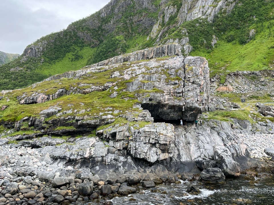 Norwegen - Nøss - In diesem Felsen finden sogar manchmal Hochzeiten und Gottesdienste statt…💒