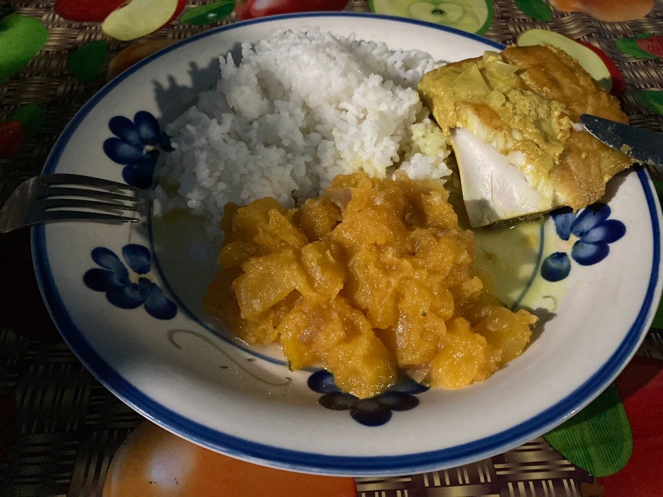 Fidschi -  - Einheimisches Abendessen - Reis mit Fisch und Kürbis