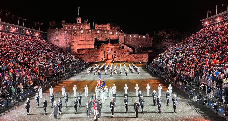 Vereinigtes Königreich - Edinburgh - La chair de poule, un frisson agréable et une fascination irrésistible : le plus important spectacle de musique militaire devant le château d'Edimbourg illuminé captive tout le monde.