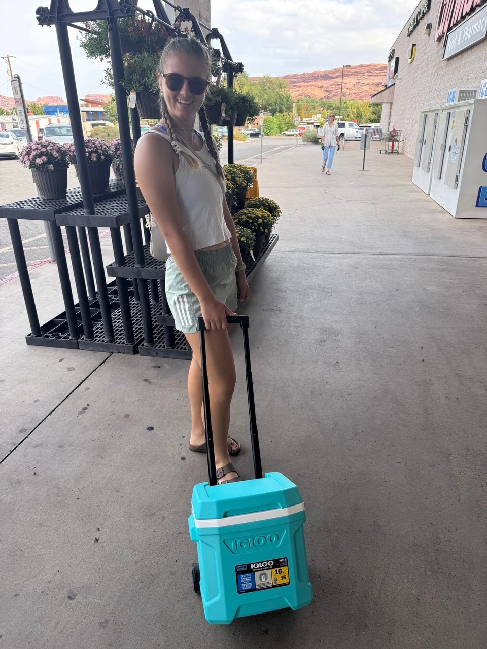 Vereinigte Staaten - Moab - Mier hend hüt wieder erst am 11:00 in Nationalpark chönne, drum simmer no go poste. Leider esch üsi Chüeltäsche kaputt, drum hemmer en neui brucht.🙈
Jetz hemmer au no grad es Handgepäckköfgerli.😂😂 