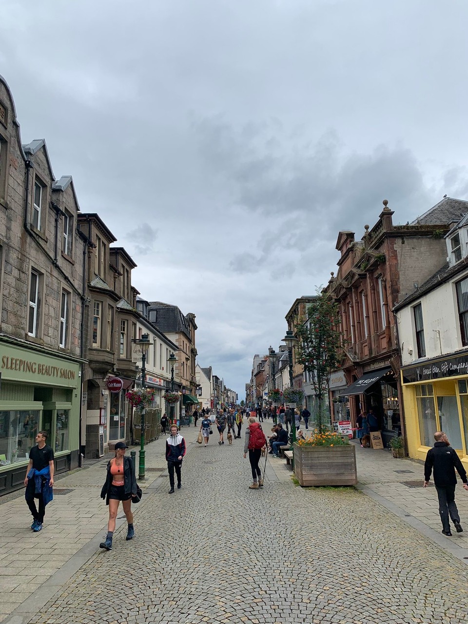 Vereinigtes Königreich - Acharacle - Uf em Wäg zwüsche de Statione si mer bi Fort Williams verbi cho. Ligt o im Great Glen wi o dr Loch Ness u Inverness. 
