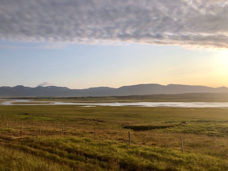 Island - Sveitarfélagið Skagafjörður - Der Fjord liegt nun hinter uns, aber ganz lässt sich das Wasser hier noch nicht verdrängen. Überall sind Bäche oder kleine Seen... 